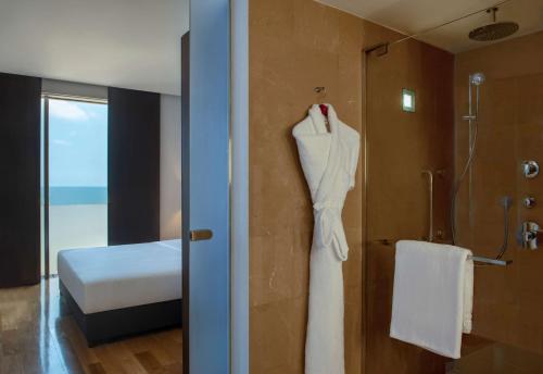 贝鲁特Hilton Beirut Downtown的浴室墙上挂着白色连衣裙