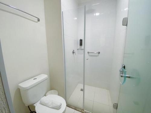 阿帕雷西达Hotel Rainha dos Apóstolos的一间带卫生间和玻璃淋浴间的浴室