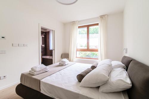 梅纳焦Bella Lì - by MyHomeInComo的白色客房的一张大床,设有窗户