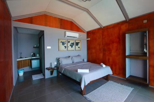 刁曼岛Pondok Beach Shack的一间卧室配有一张床和一台电视。