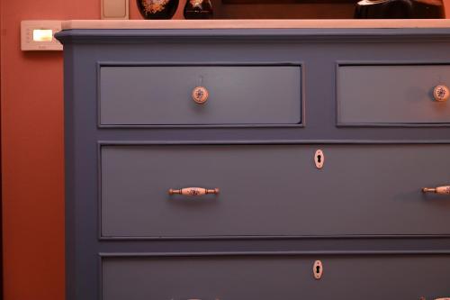 希俄斯PhiloXenia Traditional Apartments的蓝色梳妆台,上面有按钮