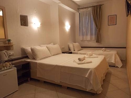 约阿尼纳阿吉尔克里玛公寓式酒店的酒店客房,配有两张带毛巾的床