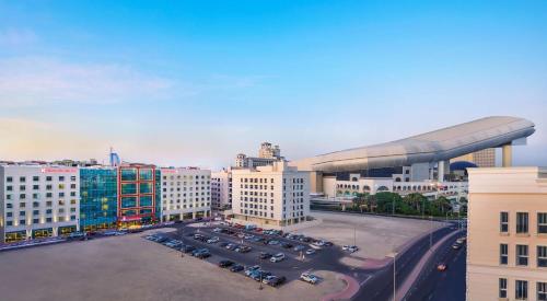 迪拜Hilton Garden Inn Dubai, Mall Avenue的城市停车场空中景观
