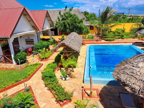 南威Mimi na wewe villa的享有带游泳池的房屋的空中景致