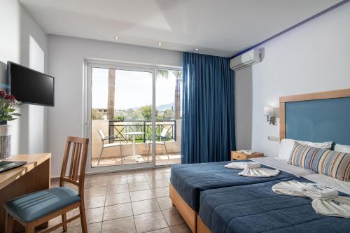 玛利亚Aeolos Beach Resort的酒店客房设有一张床和一个阳台。