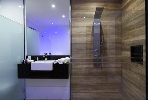 里约热内卢Palacio do Rei Hotel的一间带水槽和淋浴的浴室