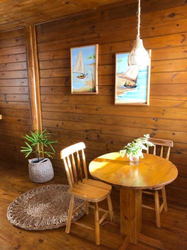TatajubaVilaria Tatajuba的木制客房配有木桌和椅子