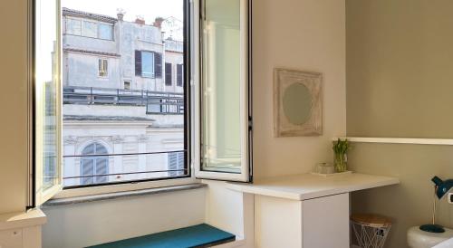 罗马NTB罗马酒店的浴室设有窗户,享有建筑的景色