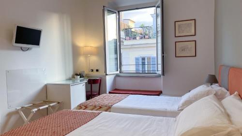 罗马NTB罗马酒店的酒店客房设有两张床和窗户。