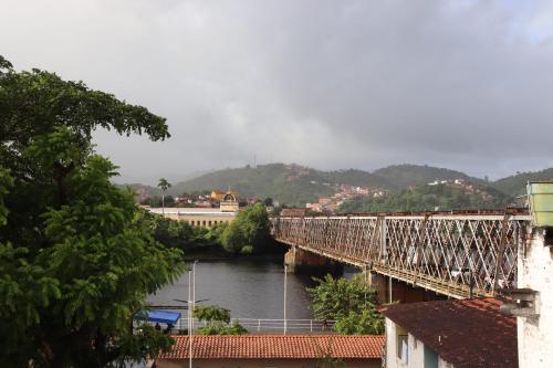 São FélixPousada Recôncavo的穿越河上的桥梁的火车