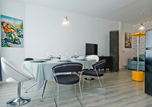 科莫Como per Voi的白色的用餐室配有桌椅