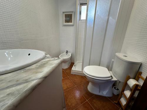 阿亚蒙特AYAMONTE SUNSET的白色的浴室设有卫生间和水槽。