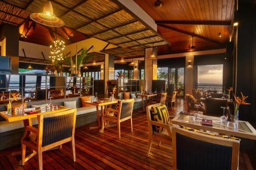 博瓦隆塞舌尔诺斯霍尔摩希尔顿spa酒店&度假村的一间带桌椅的海景餐厅