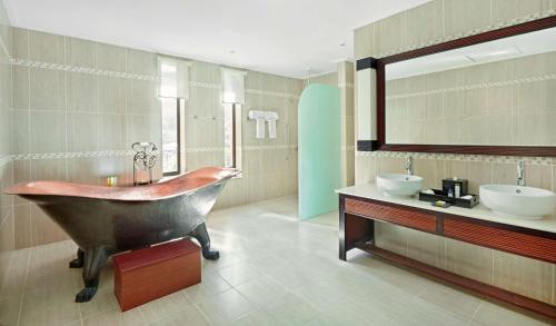 塔卡马卡塞舌尔阿拉曼达希尔顿逸林酒店及水疗中心的带浴缸和两个盥洗盆的大浴室