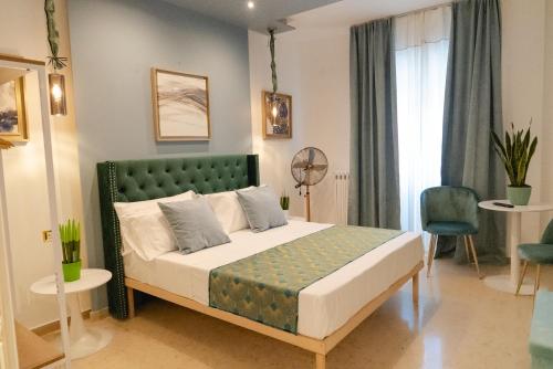 巴里BARI SUPPA _ Terrace & Garden _的一间卧室配有一张带绿色床头板的床