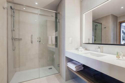 卡萨布兰卡Hilton Garden Inn Casablanca Sud的带淋浴和盥洗盆的浴室