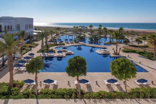 HauaraHilton Tangier Al Houara Resort & Spa的享有度假胜地的空中景致,设有游泳池和海滩