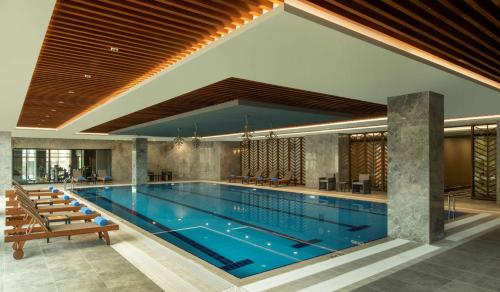 马尼萨DoubleTree by Hilton Manisa的大楼内的大型游泳池