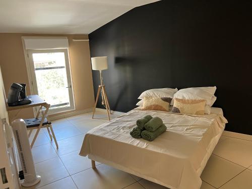 马赛T2 Prado Plage / Vélodrome的一间卧室设有一张大床和黑色墙壁