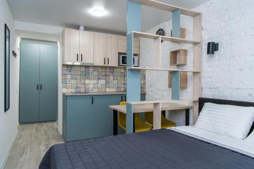 基辅MYFREEDOM Апартаменти метро Берестейська的小房间设有床和厨房