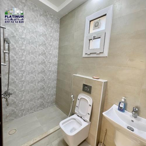 艾沙尔特Platinum 1 Villa的一间带卫生间和水槽的浴室