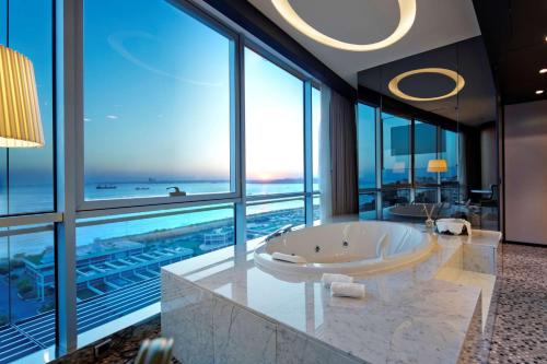 伊斯坦布尔伊斯坦布尔莫达希尔顿逸林酒店 的带浴缸的浴室,享有海景