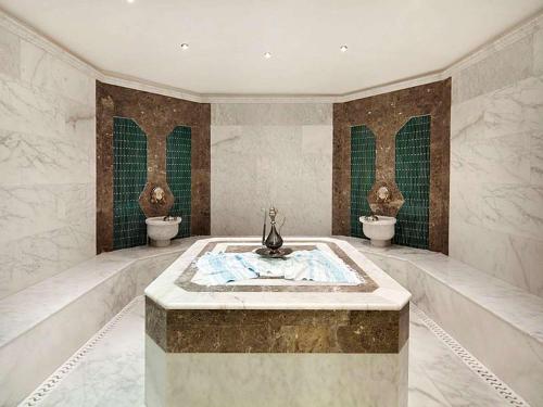 阿瓦诺斯阿凡诺斯卡帕多西亚希尔顿逸林酒店的大型浴室设有2个卫生间和水槽