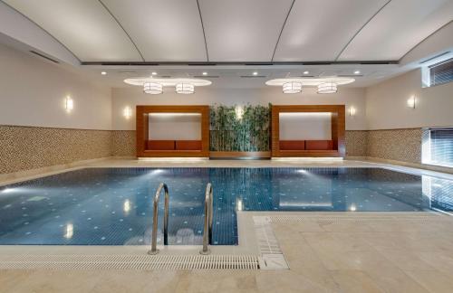 凡城凡希尔顿逸林酒店的游泳池,位于酒店带游泳池的客房
