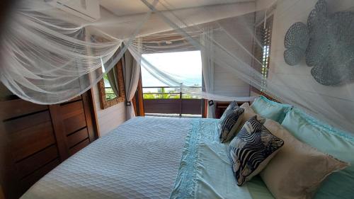 帕佩托艾Villa Honu - Legends Residences - Stunning Ocean Views的一间卧室,船上配有一张天蓬床