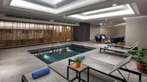 伊斯坦布尔Hilton Istanbul Maslak的客厅,带游泳池