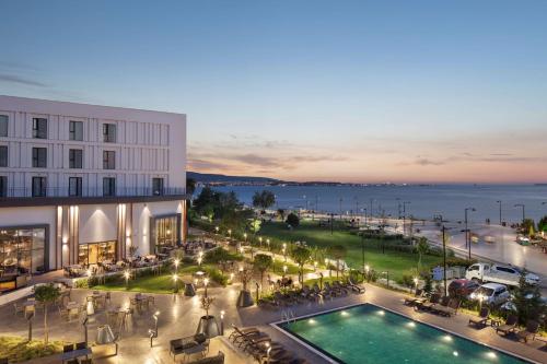 恰纳卡莱Doubletree By Hilton Canakkale的享有酒店空中美景,设有游泳池