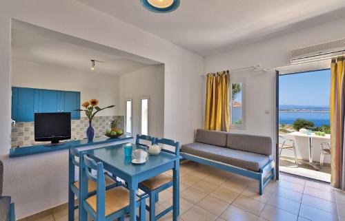 特尔桑纳斯特尔桑纳斯乡村公寓酒店的客厅配有蓝色桌子和沙发