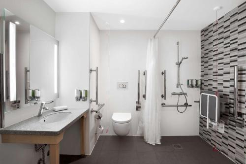 红山希尔顿汉普顿布里斯托尔机场酒店的浴室配有卫生间、盥洗盆和淋浴。
