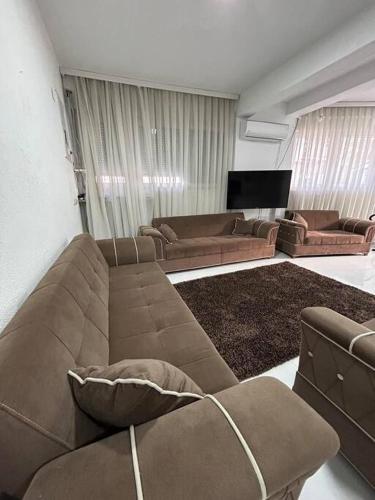 GjakoveCozy Corner Apartment的带沙发和电视的客厅