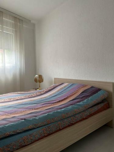 GjakoveCozy Corner Apartment的卧室内的木架床