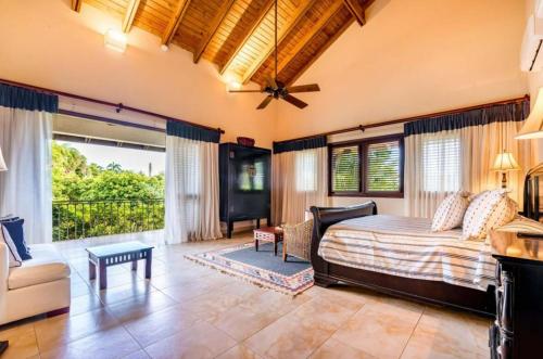 San Rafael del YumaSunny Vacation Villa No 68的一间卧室配有一张床、一张沙发和一个窗口