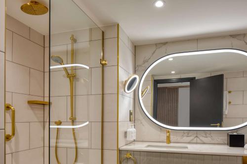 格拉斯哥希尔顿格拉斯哥酒店的带淋浴和镜子的浴室