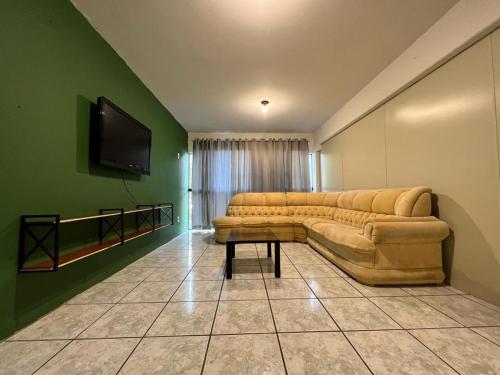 南圣弗朗西斯科Pousada VSC的带沙发和平面电视的客厅