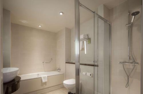 卢顿希尔顿北卢顿花园酒店的带淋浴、卫生间和盥洗盆的浴室
