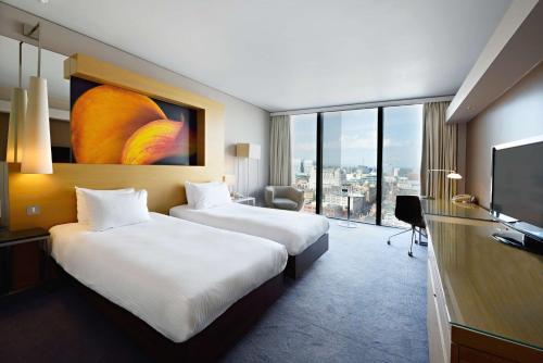 曼彻斯特希尔顿曼切斯特丁斯盖特酒店的酒店客房设有两张床和一台平面电视。