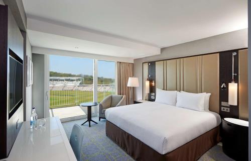 南安普敦Hilton Southampton - Utilita Bowl的酒店客房设有一张床和一个大窗户