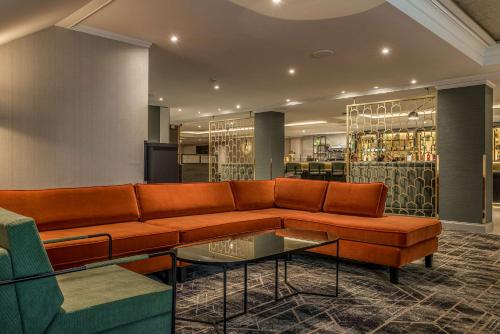 沃特福德Hilton London Watford的客厅配有沙发和桌子