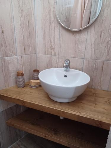 阿彻奇洛斯安诺拉旅馆的浴室设有白色水槽和镜子