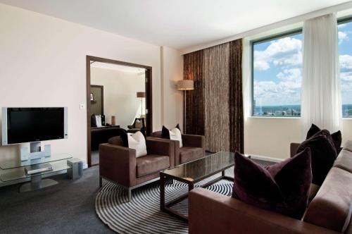 伦敦希尔顿伦敦金丝雀码头酒店的带沙发和大窗户的客厅