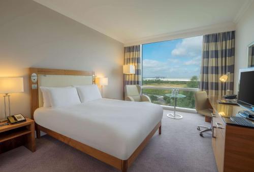 雷丁希尔顿雷丁酒店的酒店客房设有一张床和一个大窗户