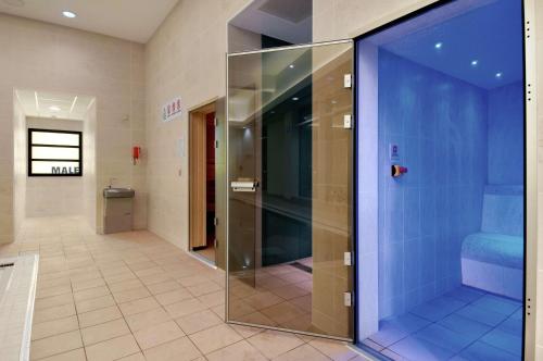 雷丁希尔顿雷丁酒店的大楼走廊上的玻璃淋浴间门