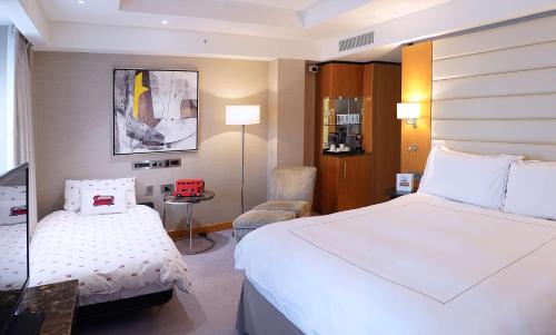伦敦伦敦圣詹姆斯康拉德酒店的配有一张床和一把椅子的酒店客房