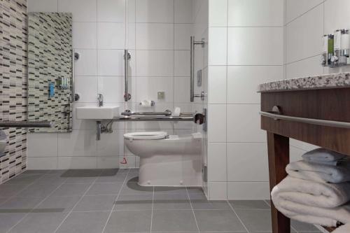 英格里斯顿Hampton By Hilton Edinburgh Airport的一间带卫生间和水槽的浴室