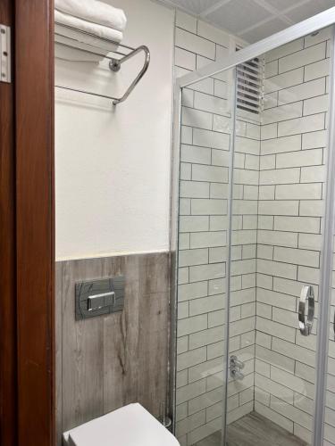 安塔利亚La Casa Carina Butik Otel的一间带卫生间和玻璃淋浴间的浴室