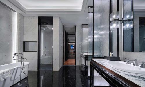 北京北京大兴希尔顿酒店的浴室设有2个水槽和2面镜子
